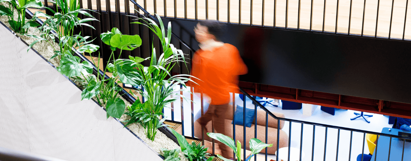 Ein Kollege rennt die Treppe hoch