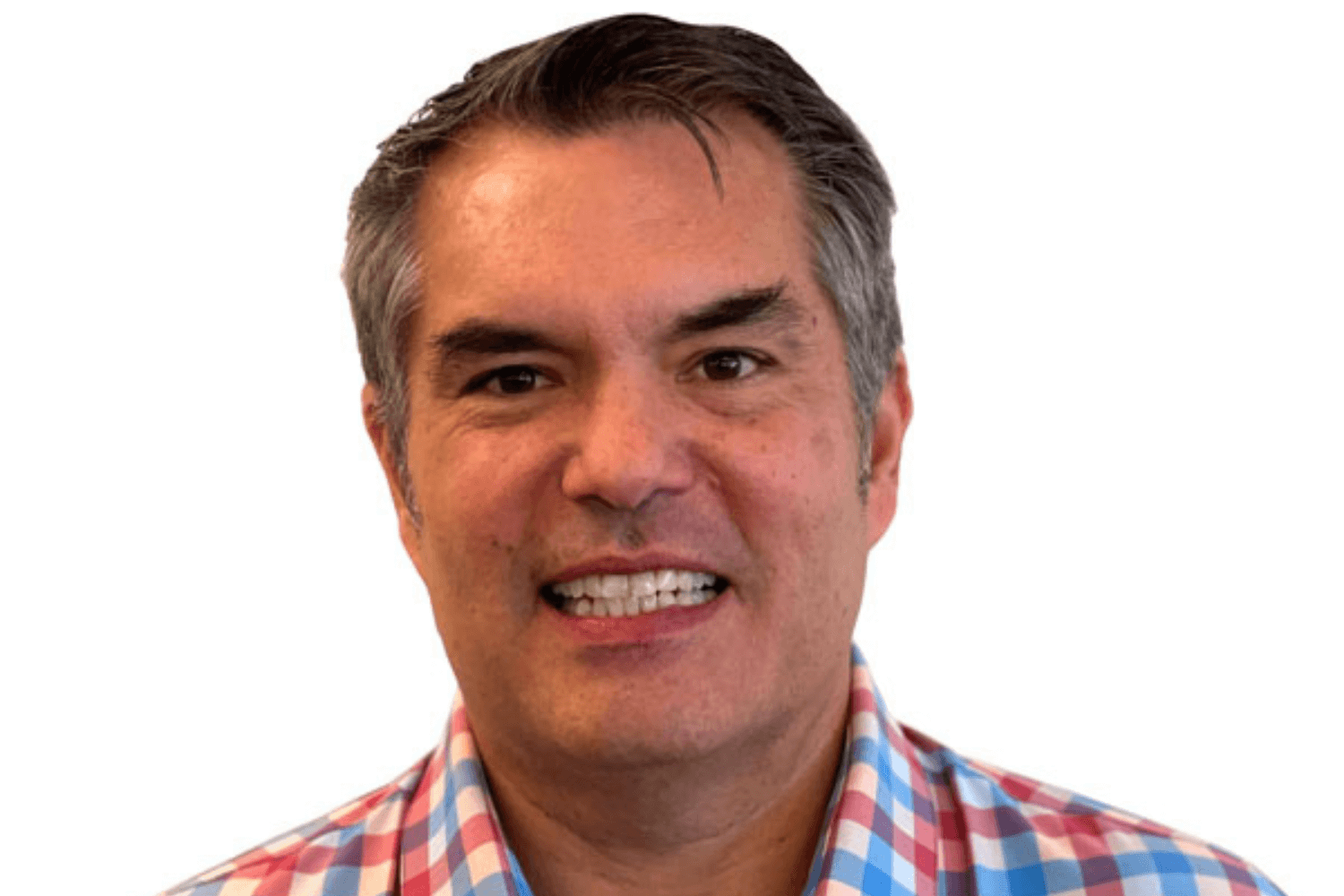 Un hombre con una camisa de cuadros rojos y azules. 