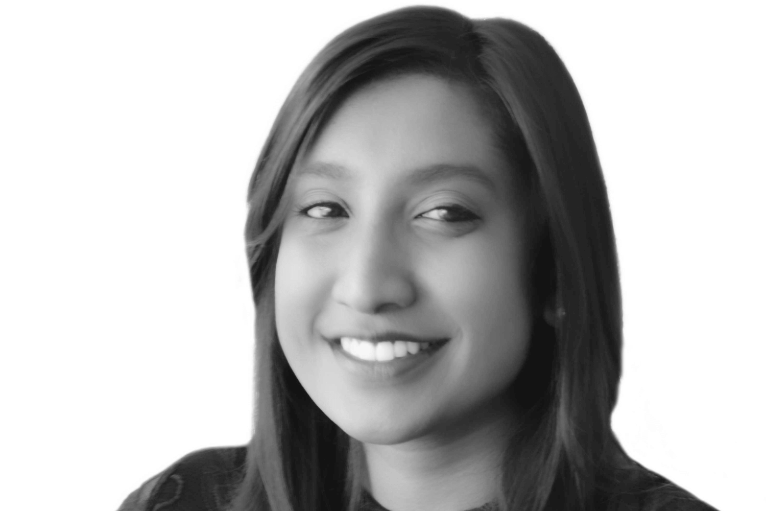 Imágenes en blanco y negro de una mujer joven con el pelo largo sonriendo a la cámara. 