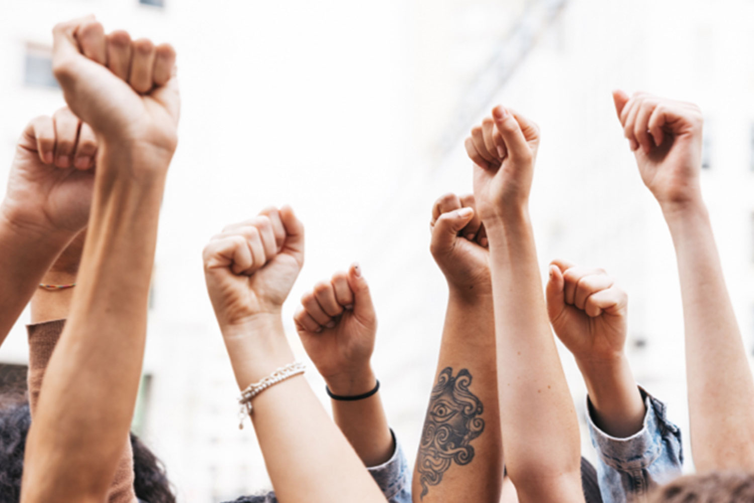 Beaucoup de mains en l'air