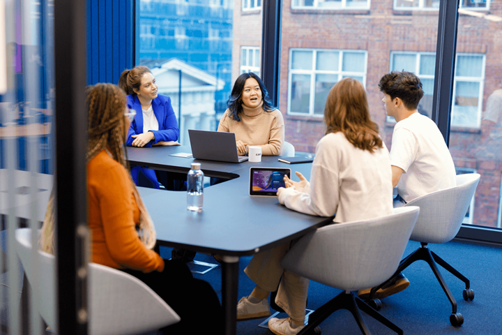 Une équipe de collègues se réunit.