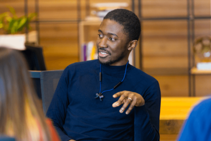 Un jeune homme en pull bleu.