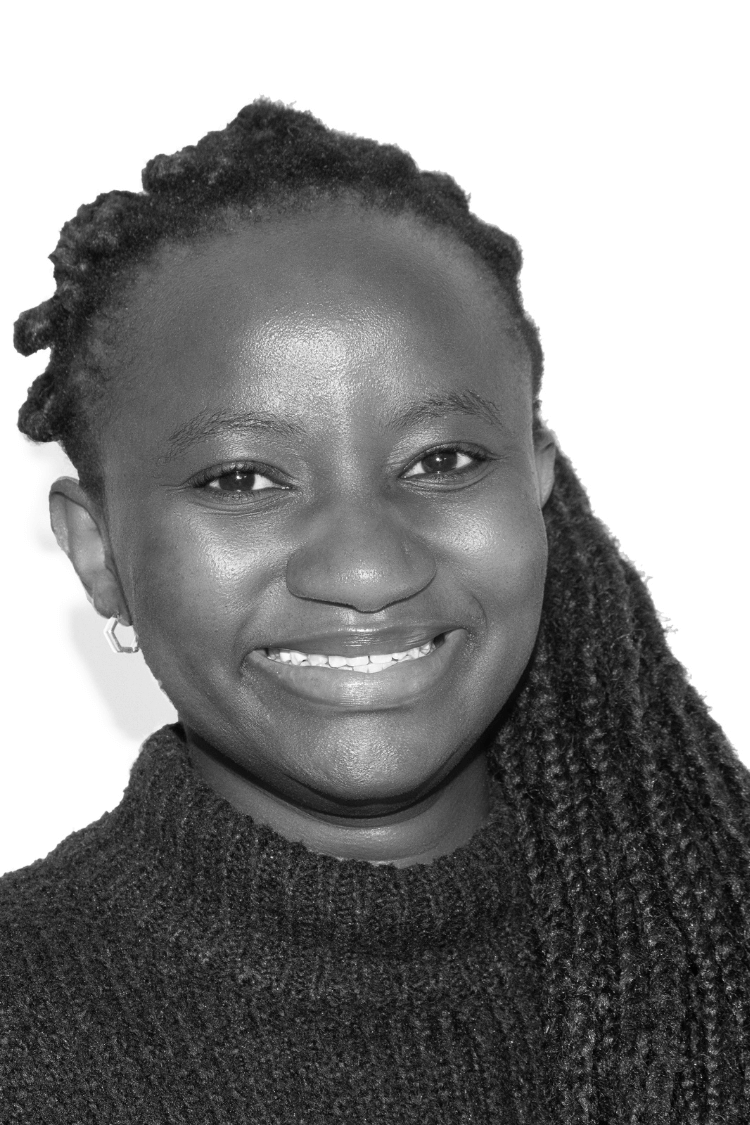 Image en noir et blanc de Carol. Elle porte un col roulé