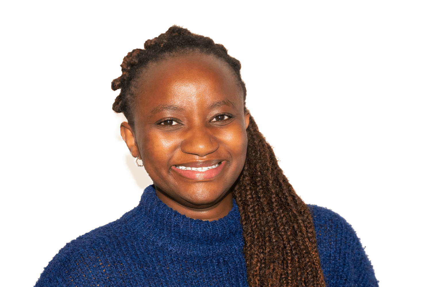 卡罗尔有一头乌黑的长发，扎成辫子。她穿着一件海军蓝高领毛衣。