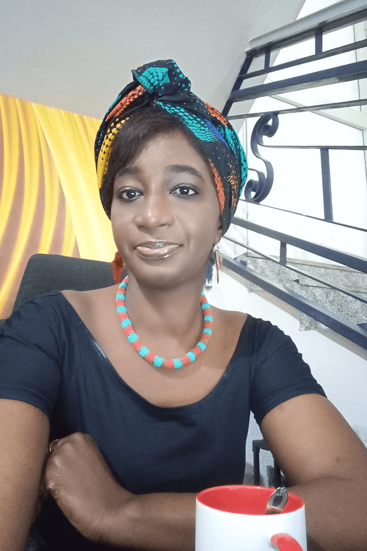 一位身穿蓝色上衣、头戴五彩头巾的女士。