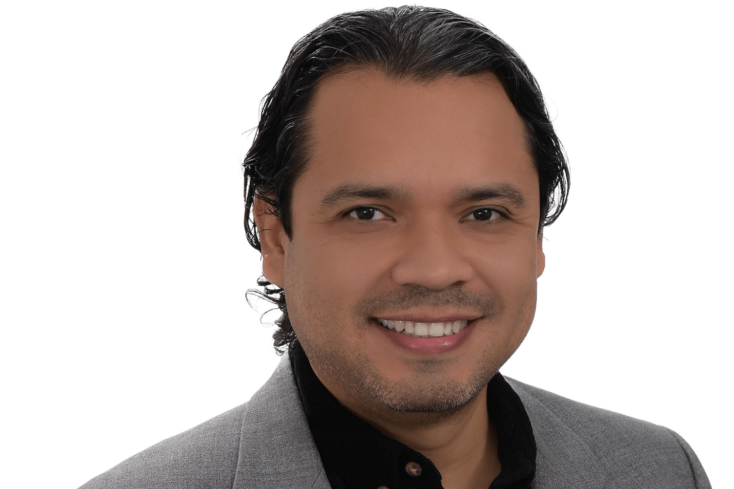 一名身穿深色衬衫和灰色夹克的男子 