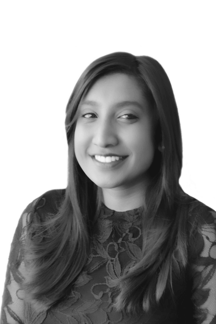 黑白照片中，一位长发飘飘的年轻女子对着镜头微笑。