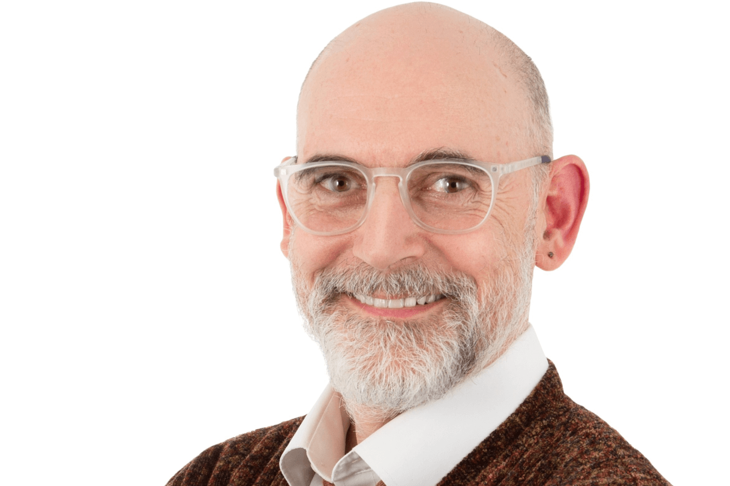 一位留着胡子、戴着眼镜的绅士。他身穿棕色毛衣，白色衬衫，打着领带 